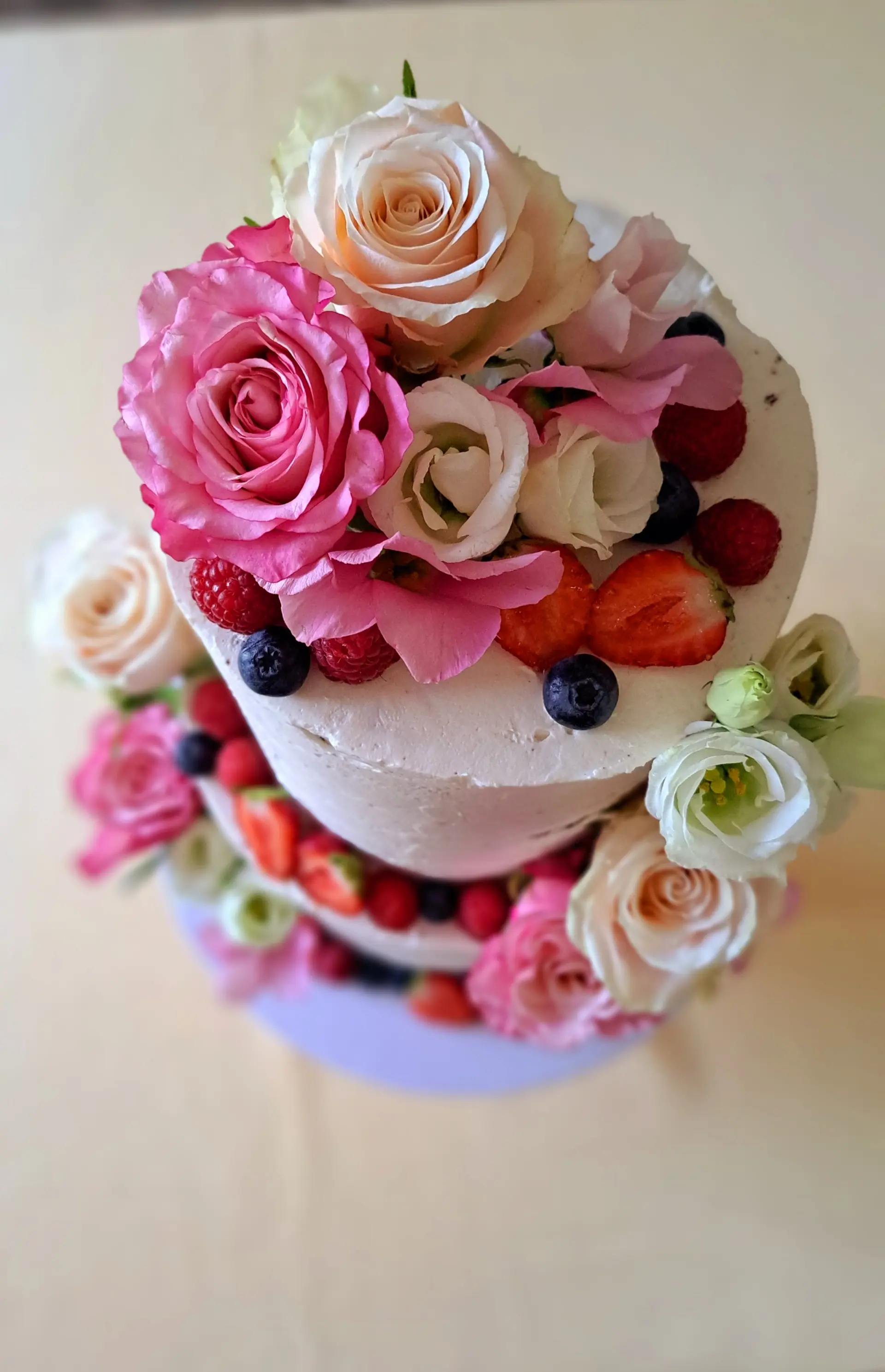 Weiße Hochzeitstorte mit Spitzendekor und Rosen