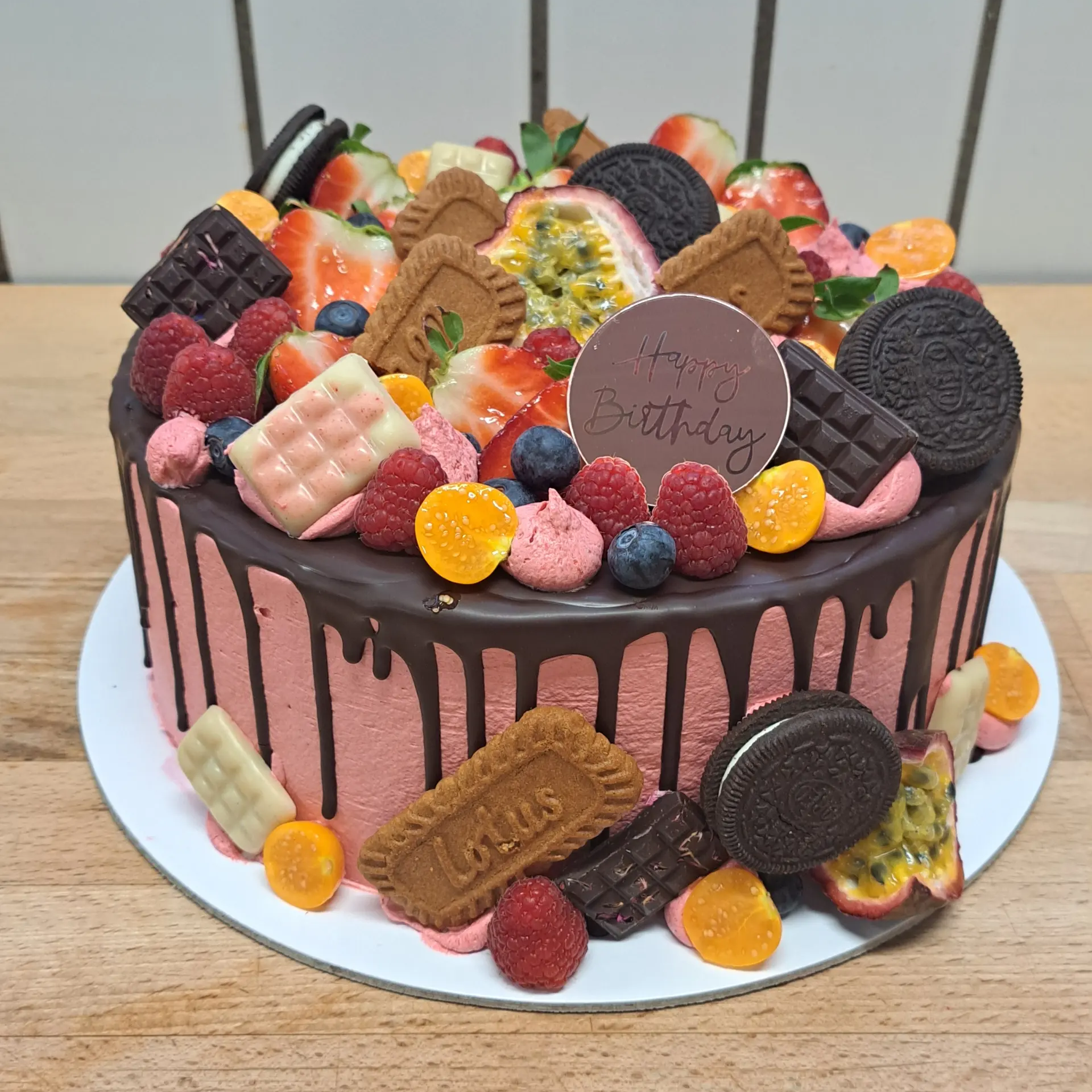 Geburtstagstorte mit bunter Keks-Deko