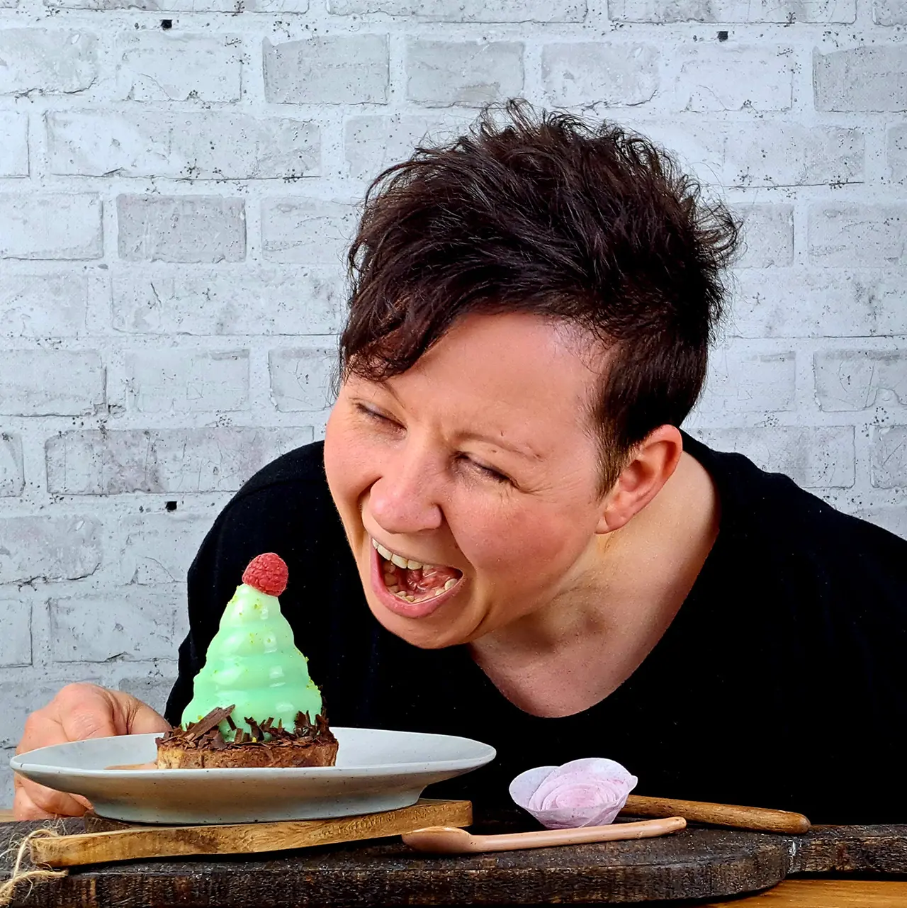 Simone Volk beisst in ein Tartelette