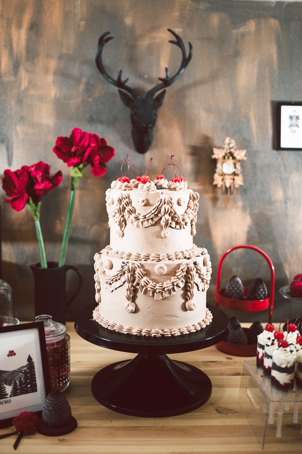 Sweet Table mit süßem Gebäck und einer Torte